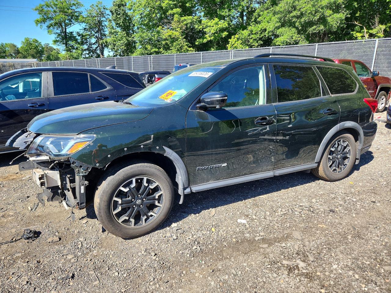 Salvage Nissan Pathfinder Image