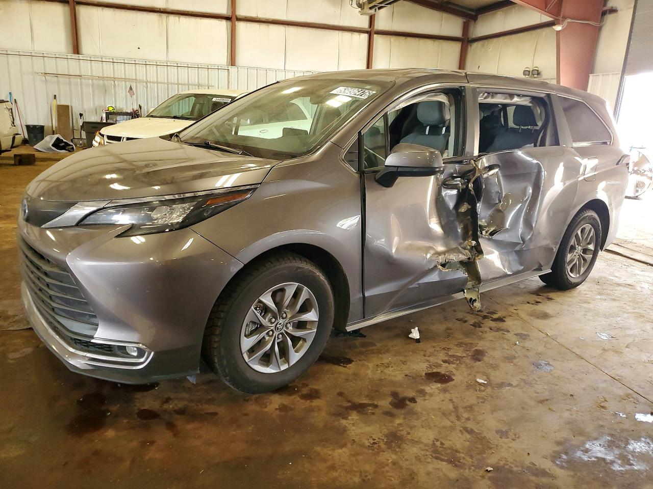 Salvage Toyota Sienna Image