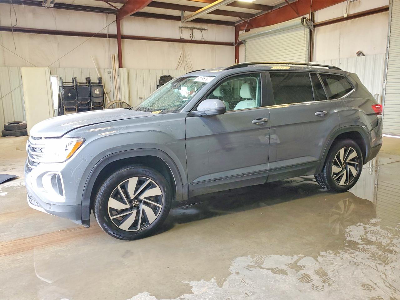 Salvage Volkswagen Atlas Image