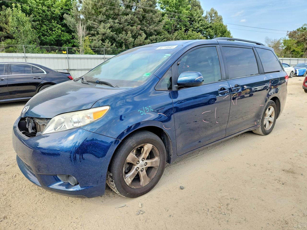 Salvage Toyota Sienna Image
