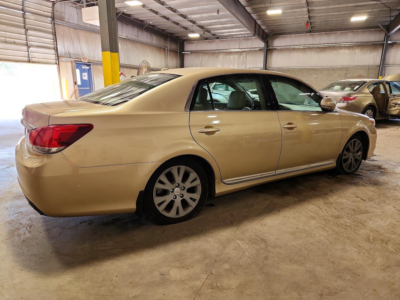 Toyota Avalon Base