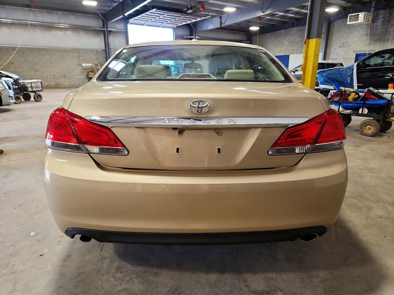 Toyota Avalon Base