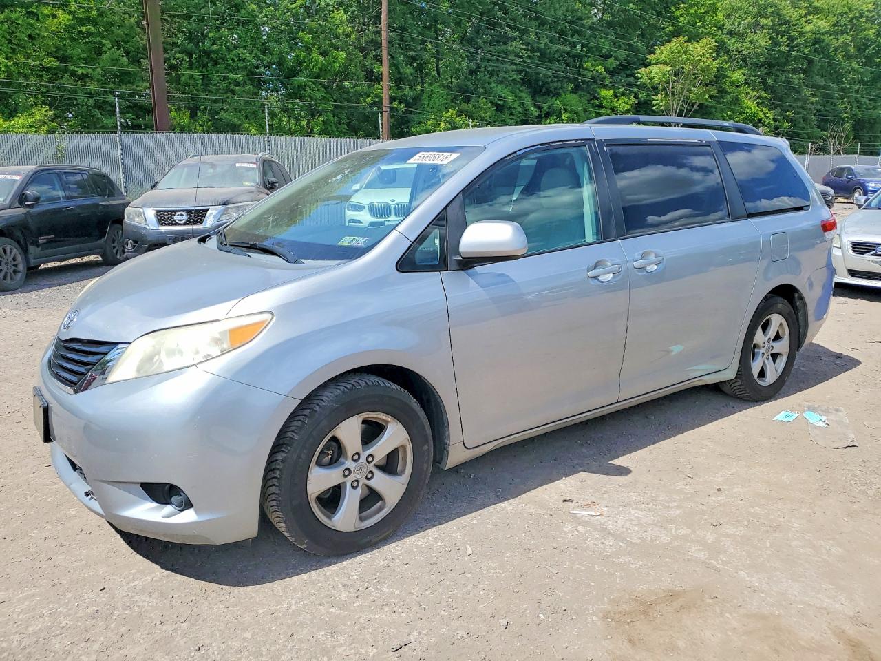 Salvage Toyota Sienna Image