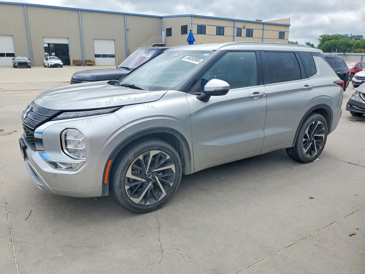 Salvage Mitsubishi Outlander Image