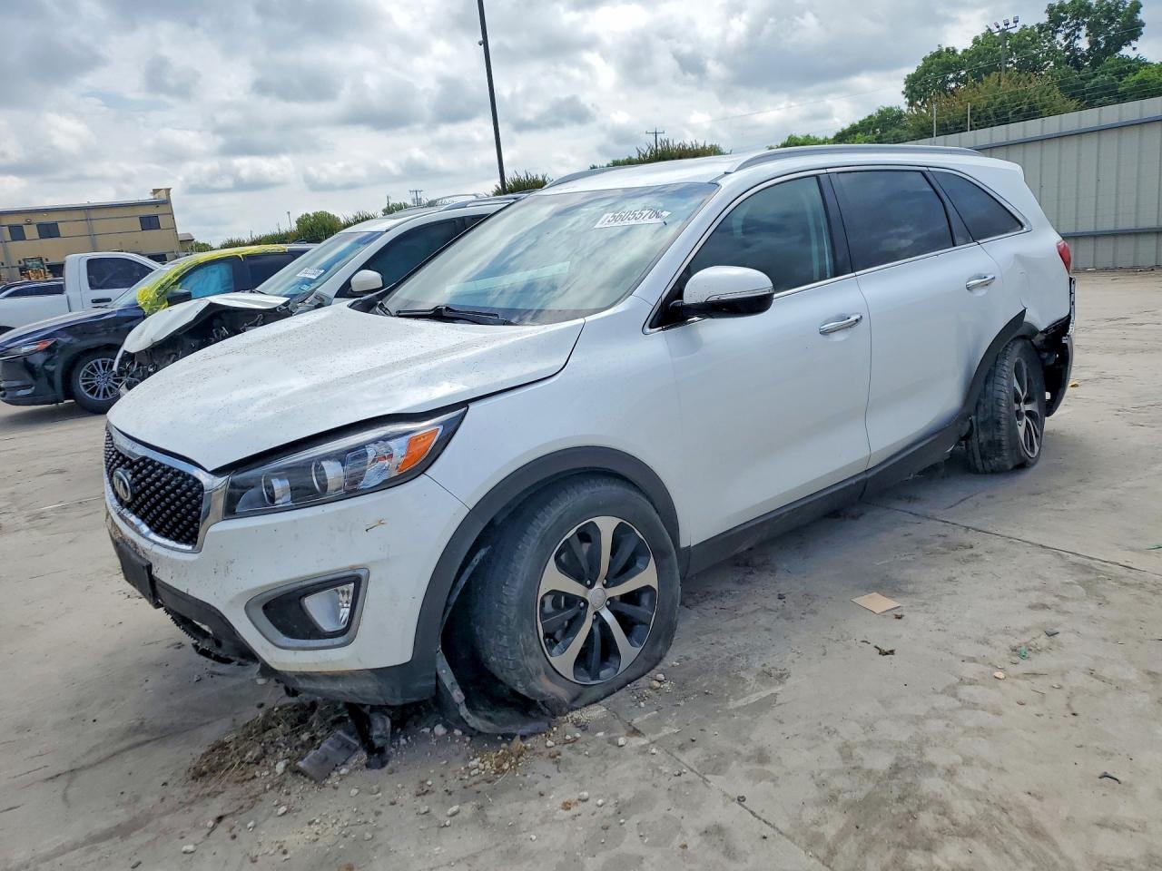 Salvage Kia Sorento Image