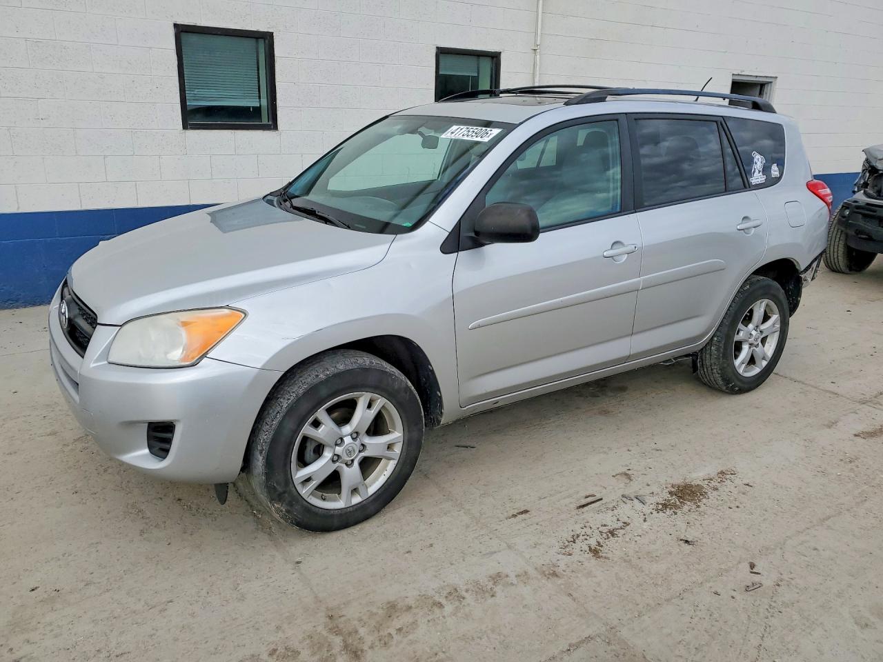 Salvage Toyota RAV4 Image