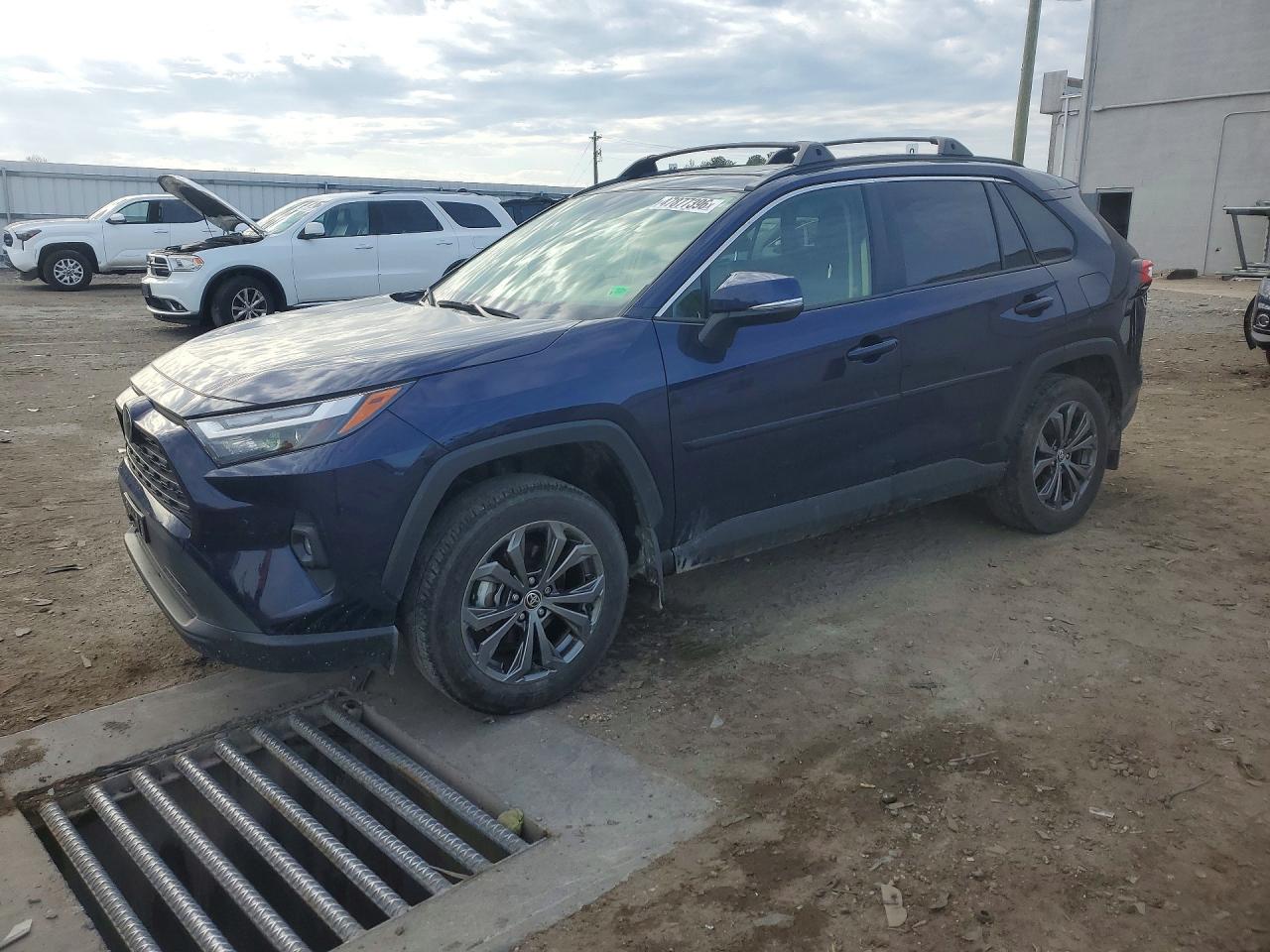 Salvage Toyota RAV4 Image