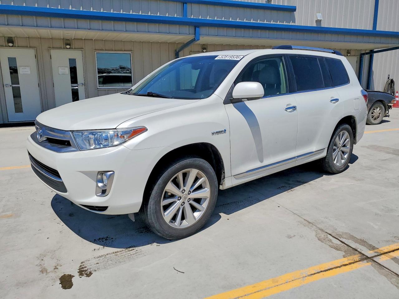 Salvage Toyota Highlander Image