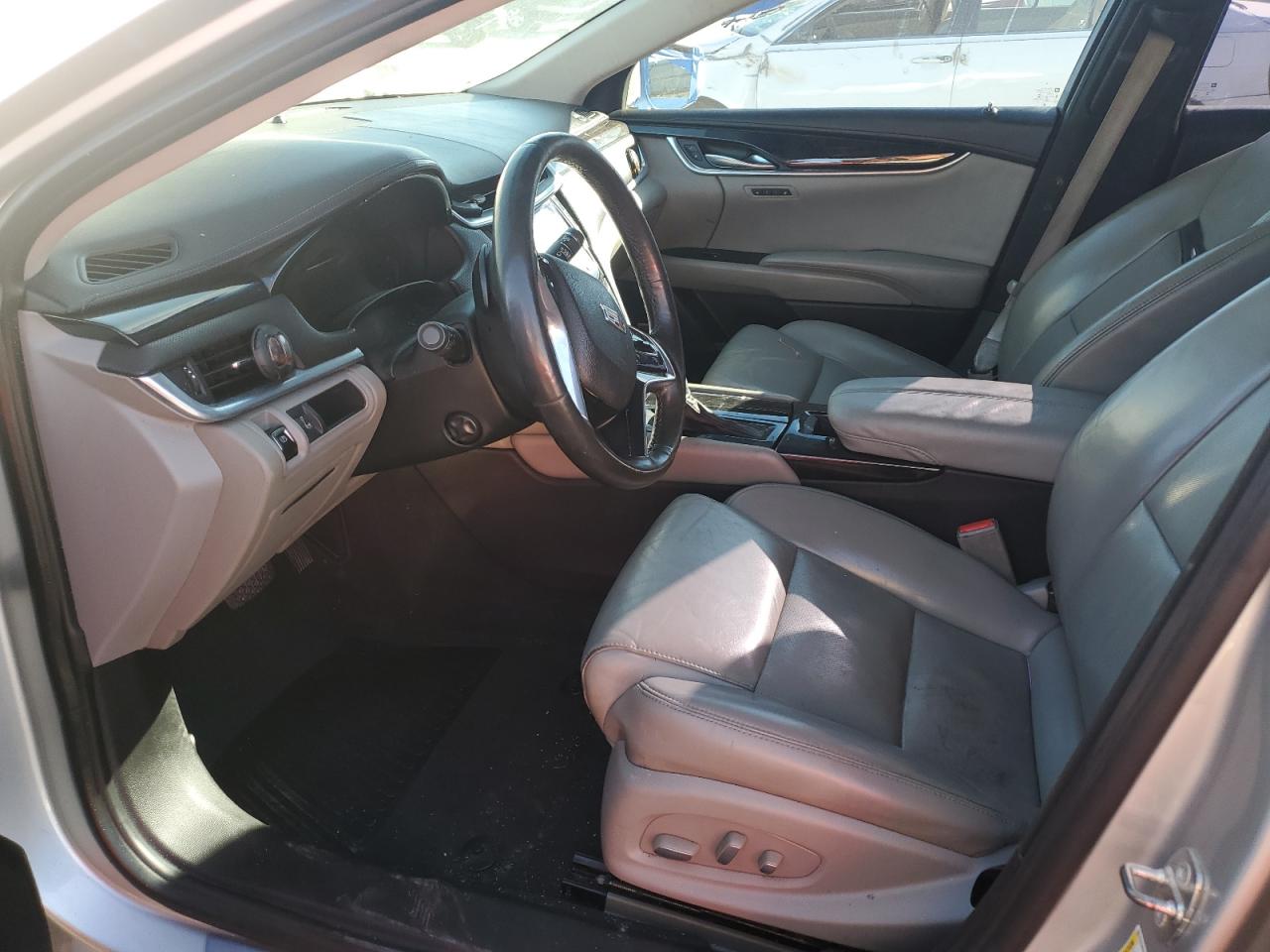 Cadillac XTS Luxury Collection