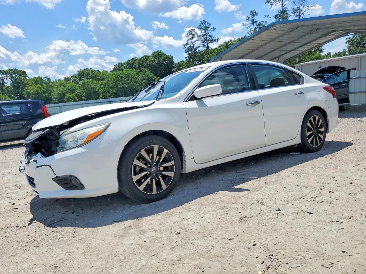 Salvage Nissan Altima Image