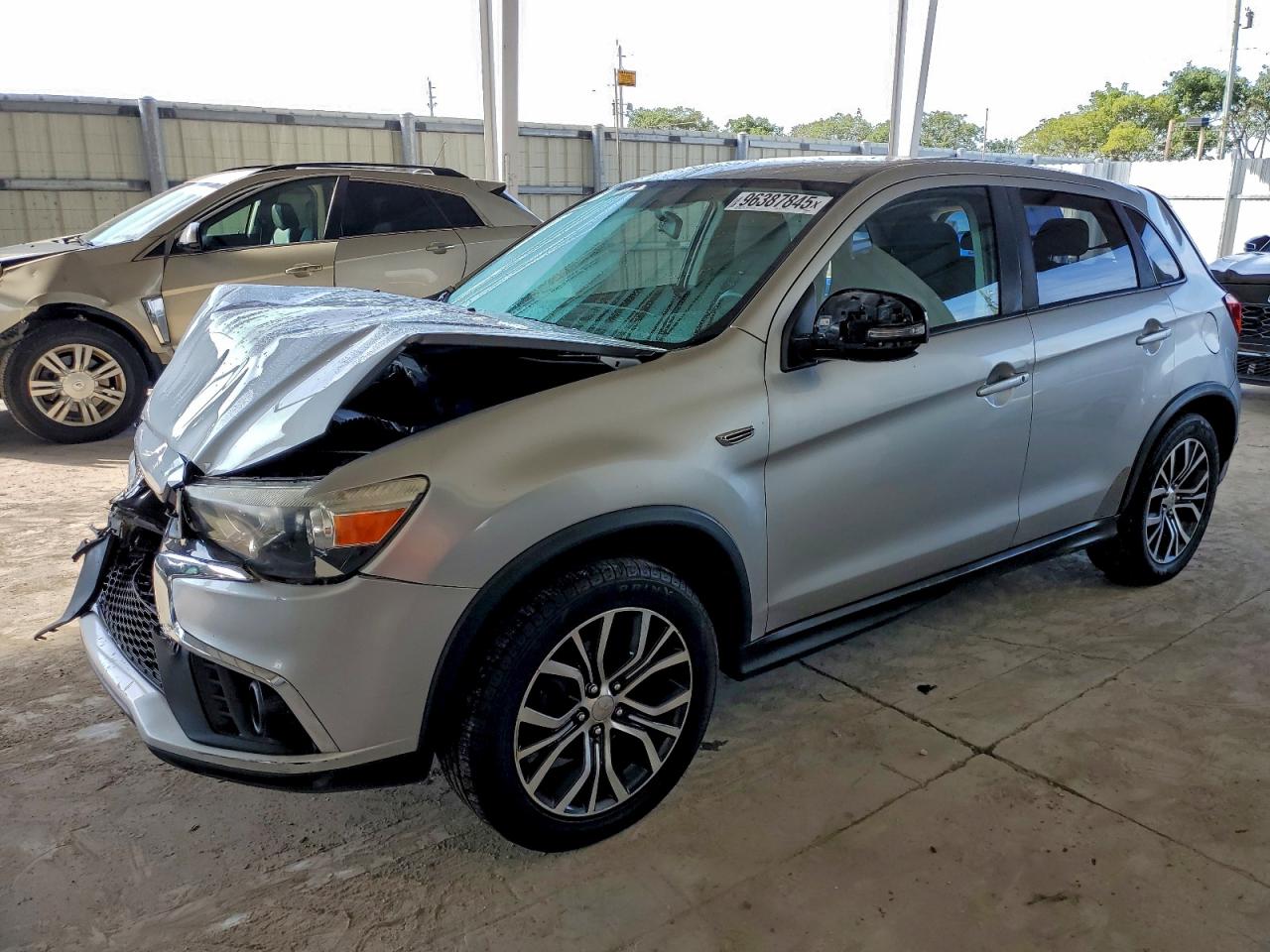 Salvage Mitsubishi Outlander Image