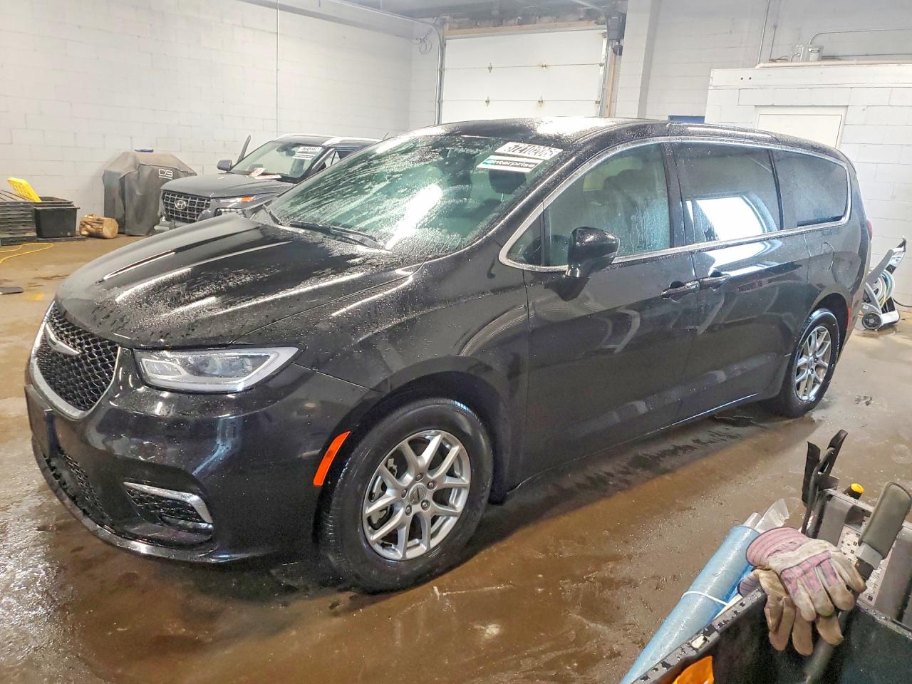 Salvage Chrysler Pacifica Image