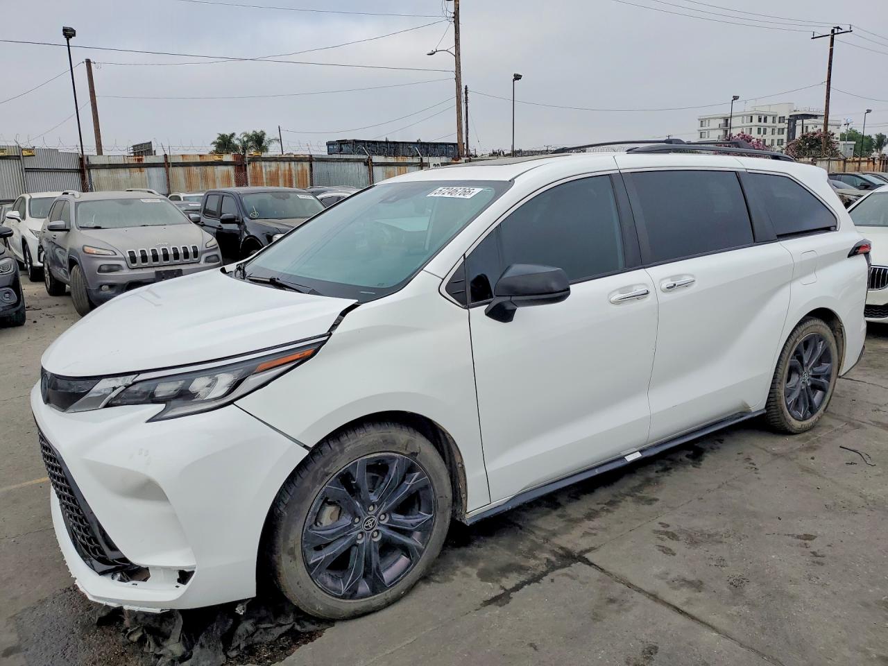 Salvage Toyota Sienna Image