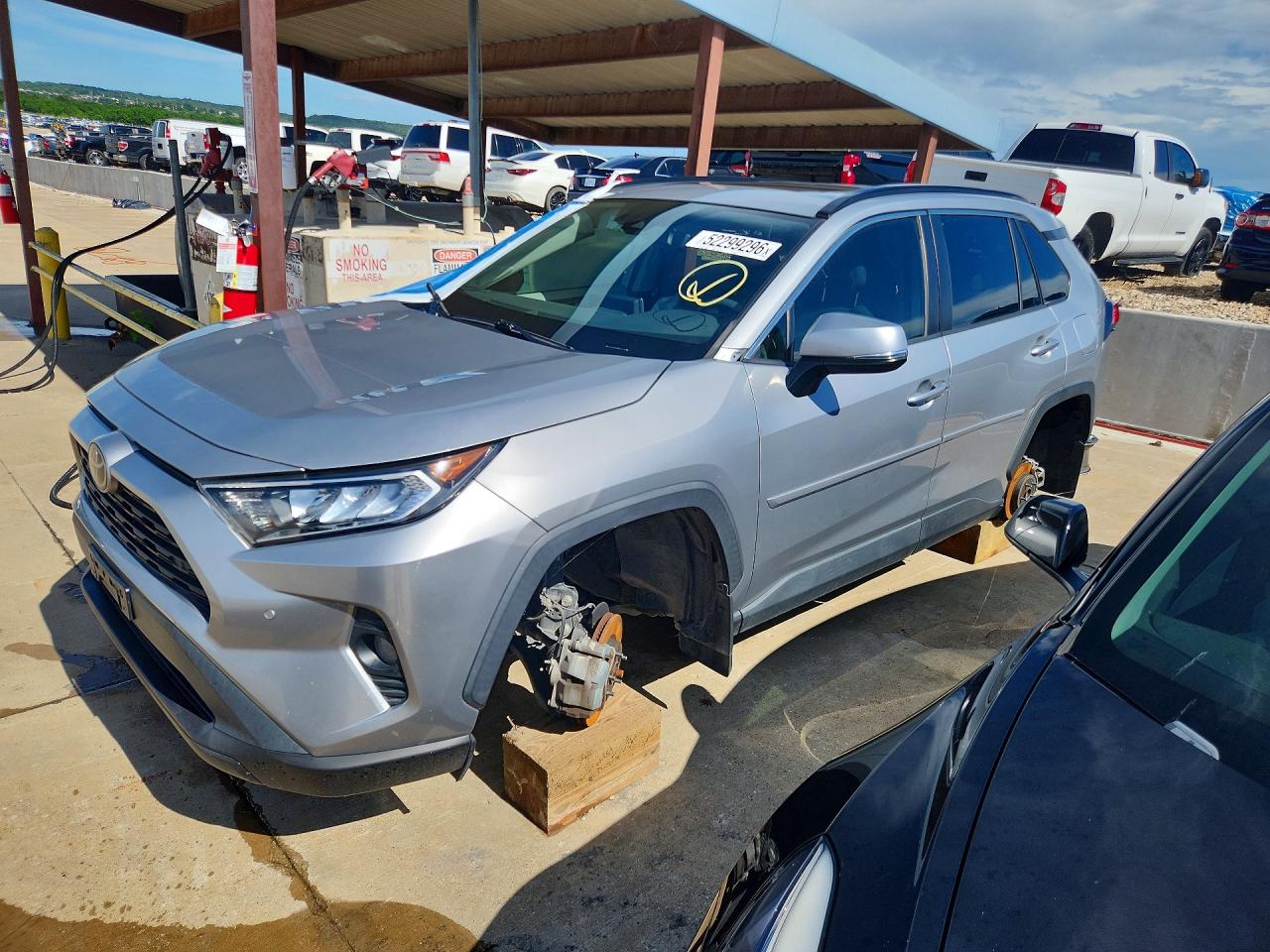 Salvage Toyota RAV4 Image