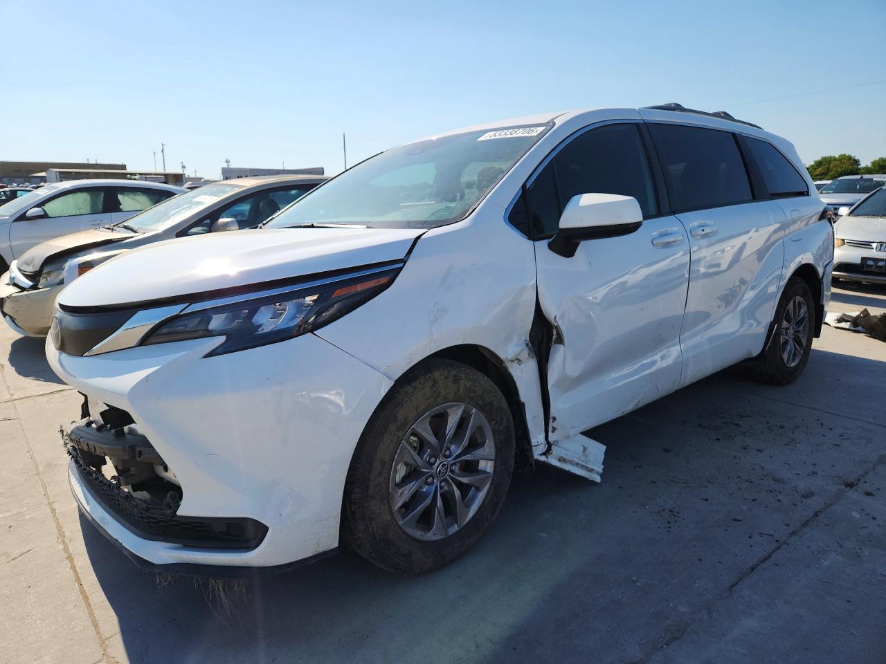 Salvage Toyota Sienna Image
