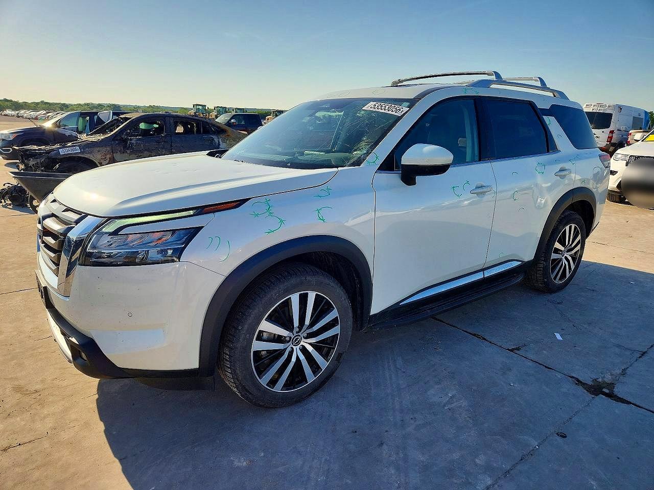 Salvage Nissan Pathfinder Image