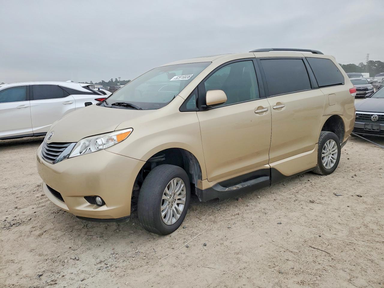 Salvage Toyota Sienna Image