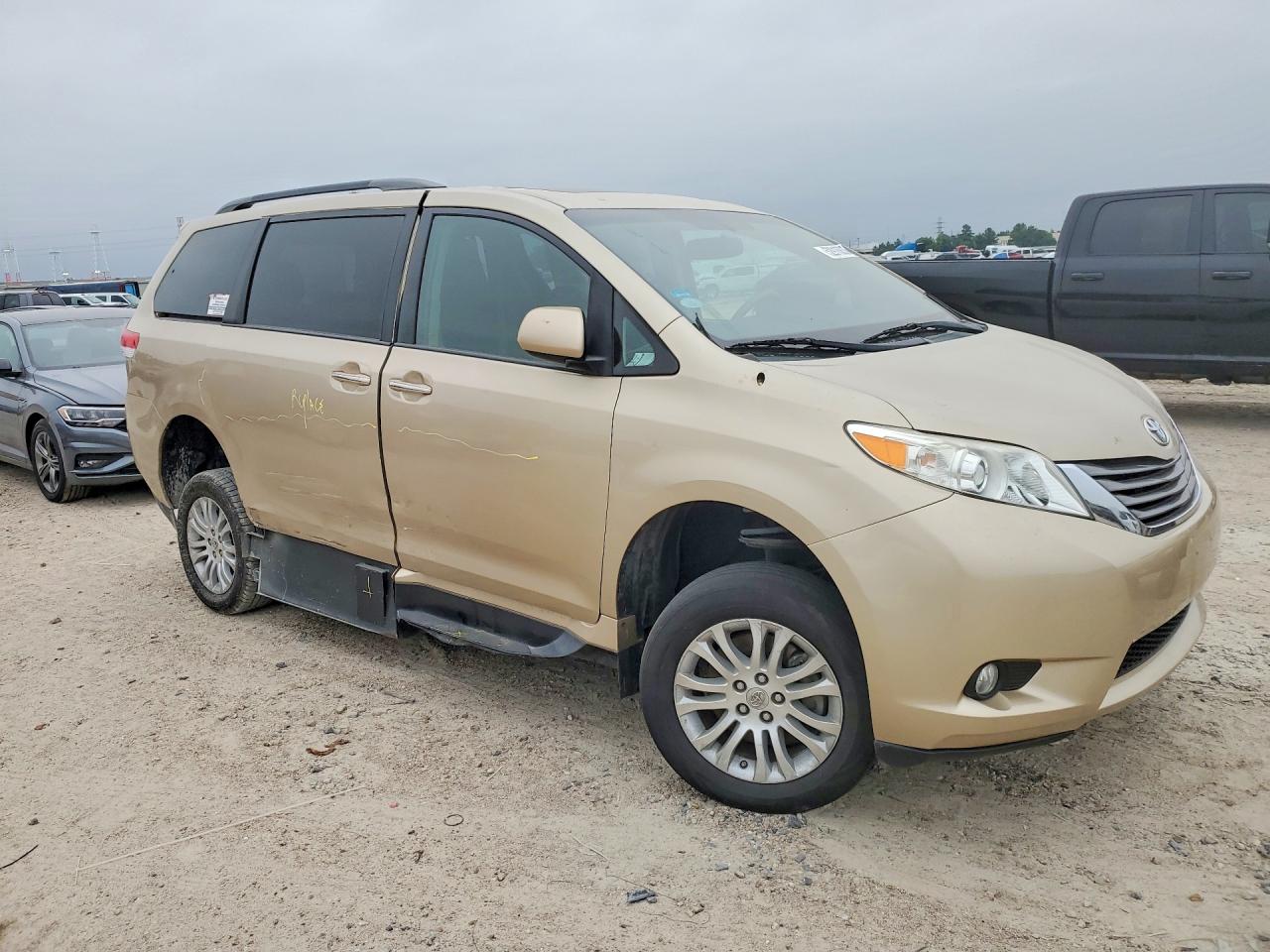 Toyota Sienna Xle 8-passenger