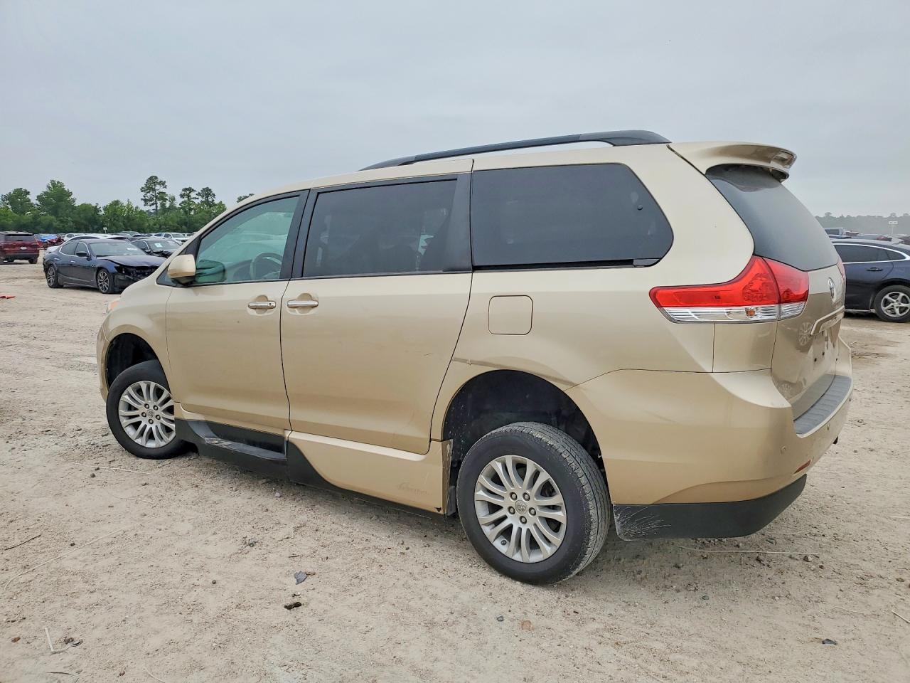 Toyota Sienna Xle 8-passenger