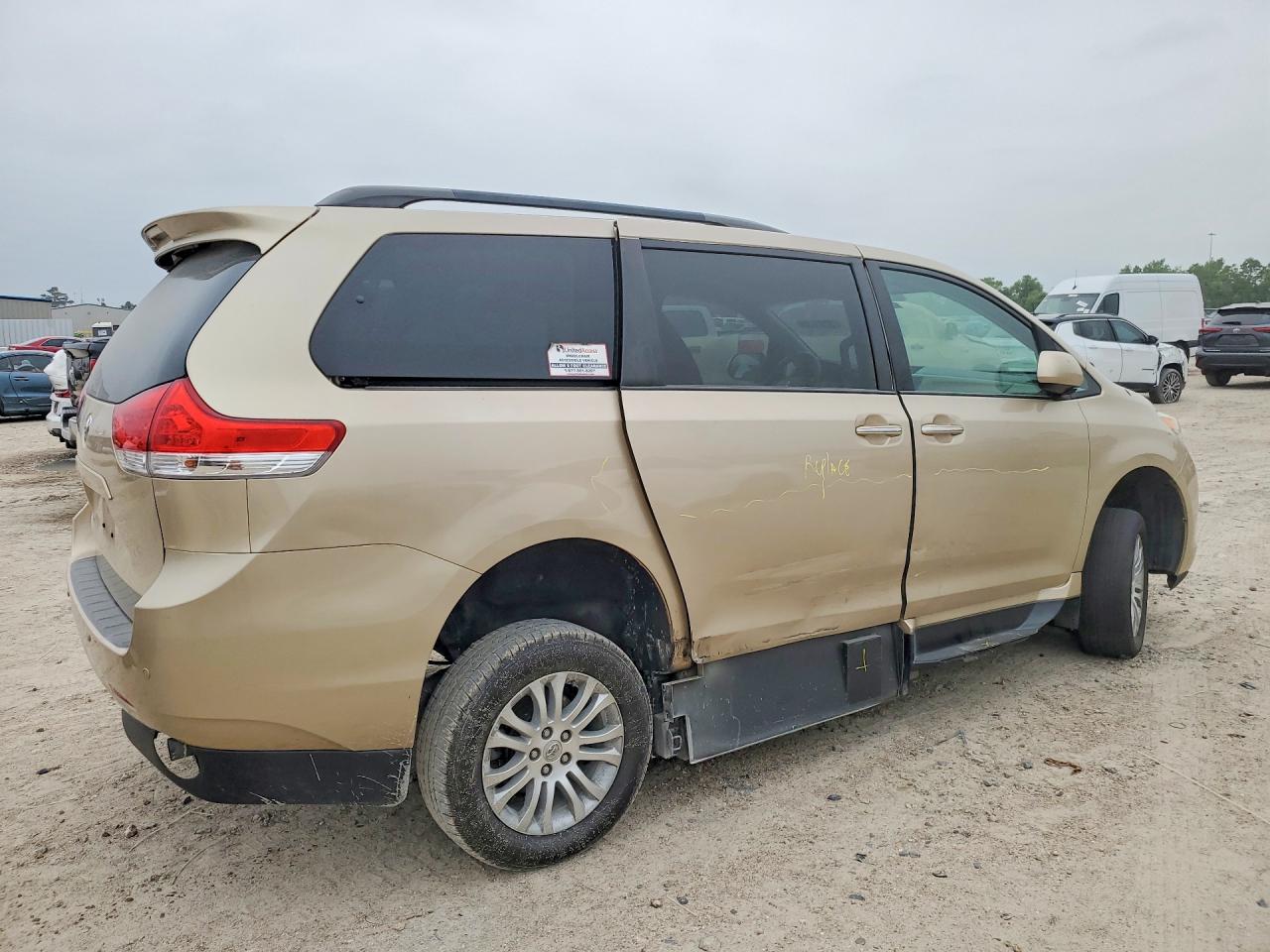 Toyota Sienna Xle 8-passenger