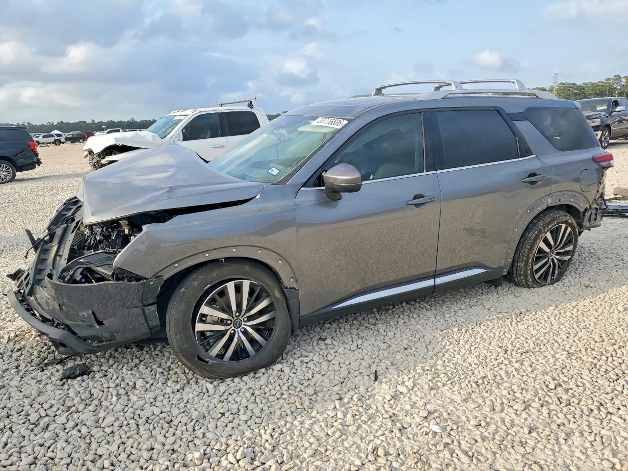 Salvage Nissan Pathfinder Image