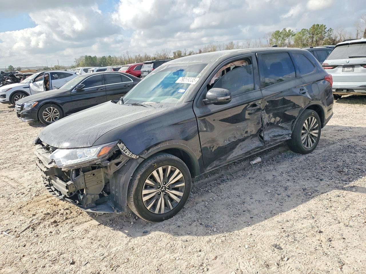 Salvage Mitsubishi Outlander Image