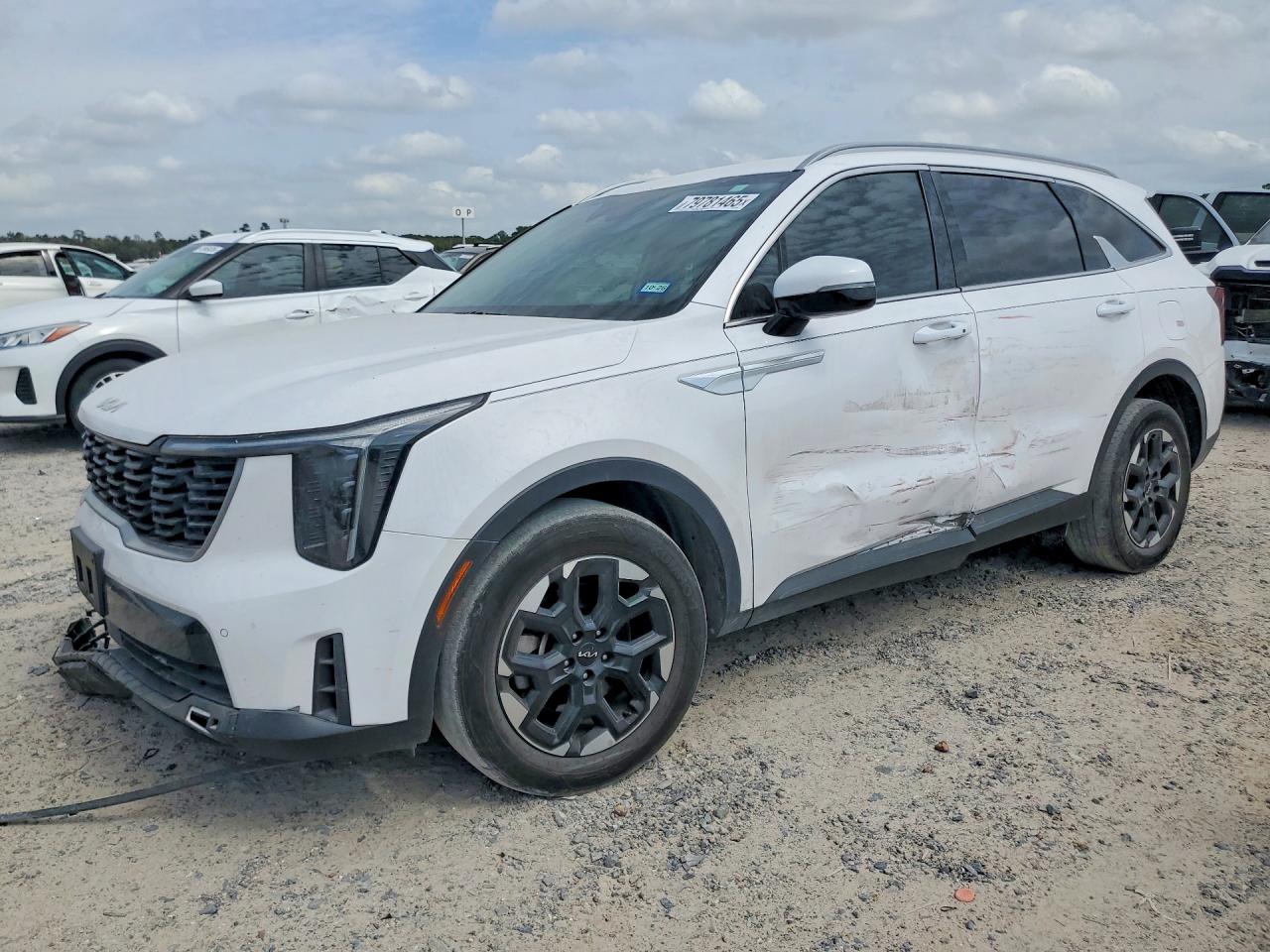 Salvage Kia Sorento Image