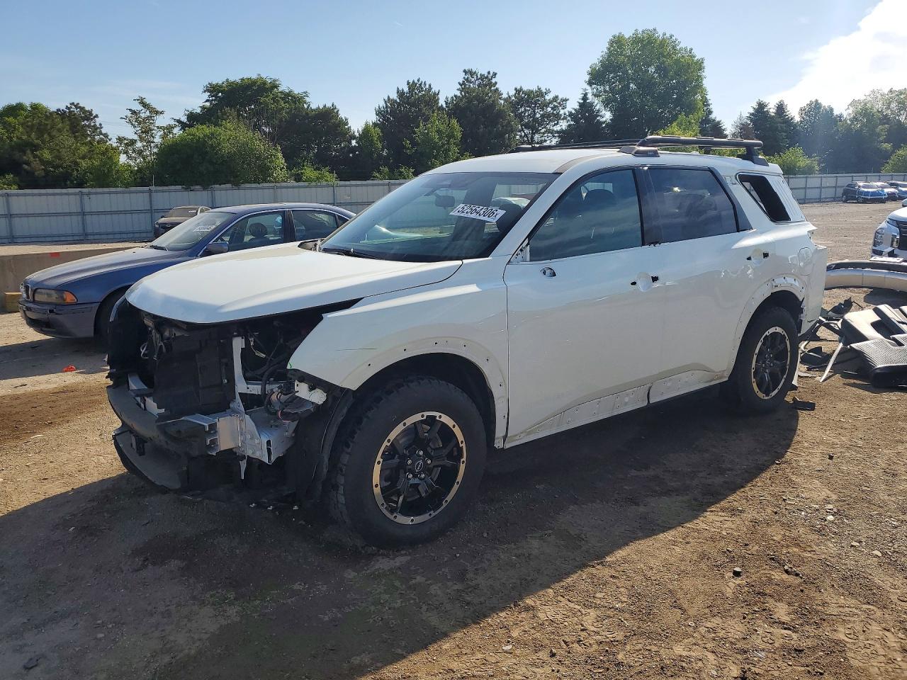 Salvage Nissan Pathfinder Image