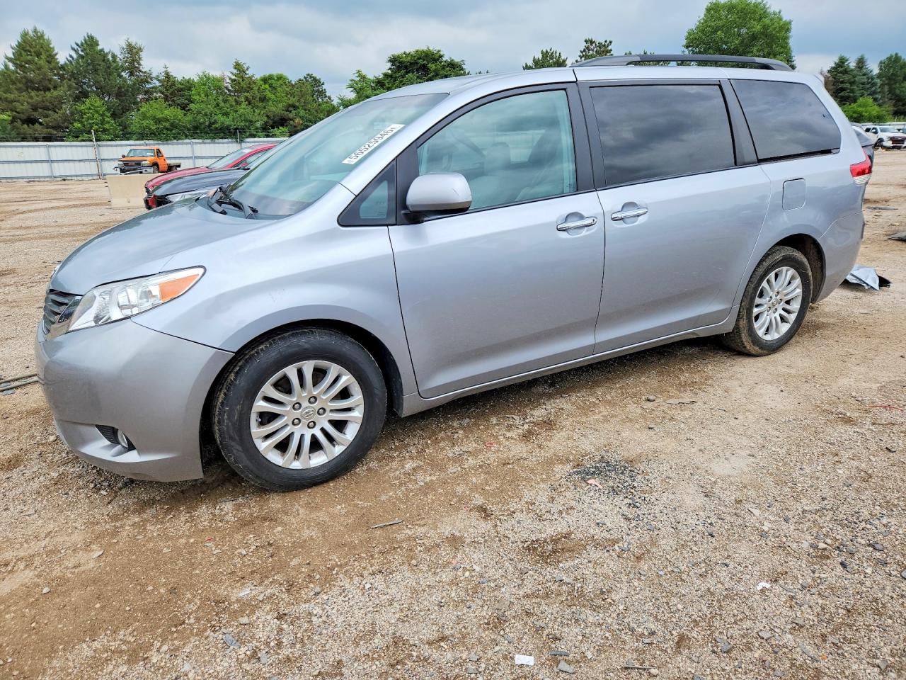 Salvage Toyota Sienna Image