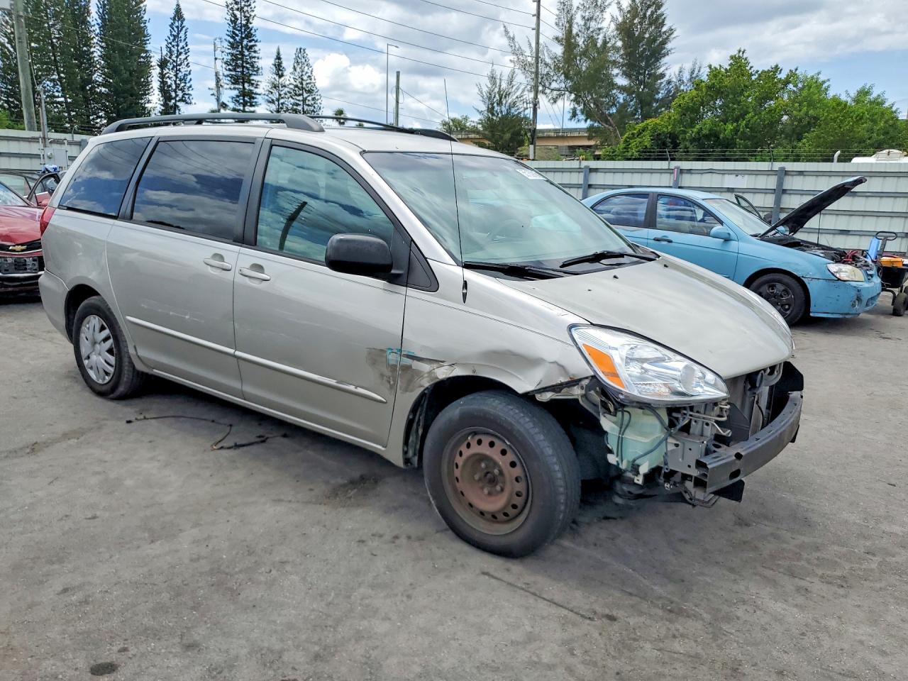 Toyota Sienna Le 7 Passenger
