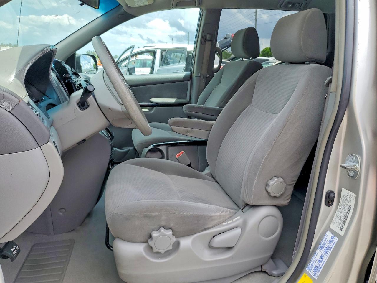 Toyota Sienna Le 7 Passenger