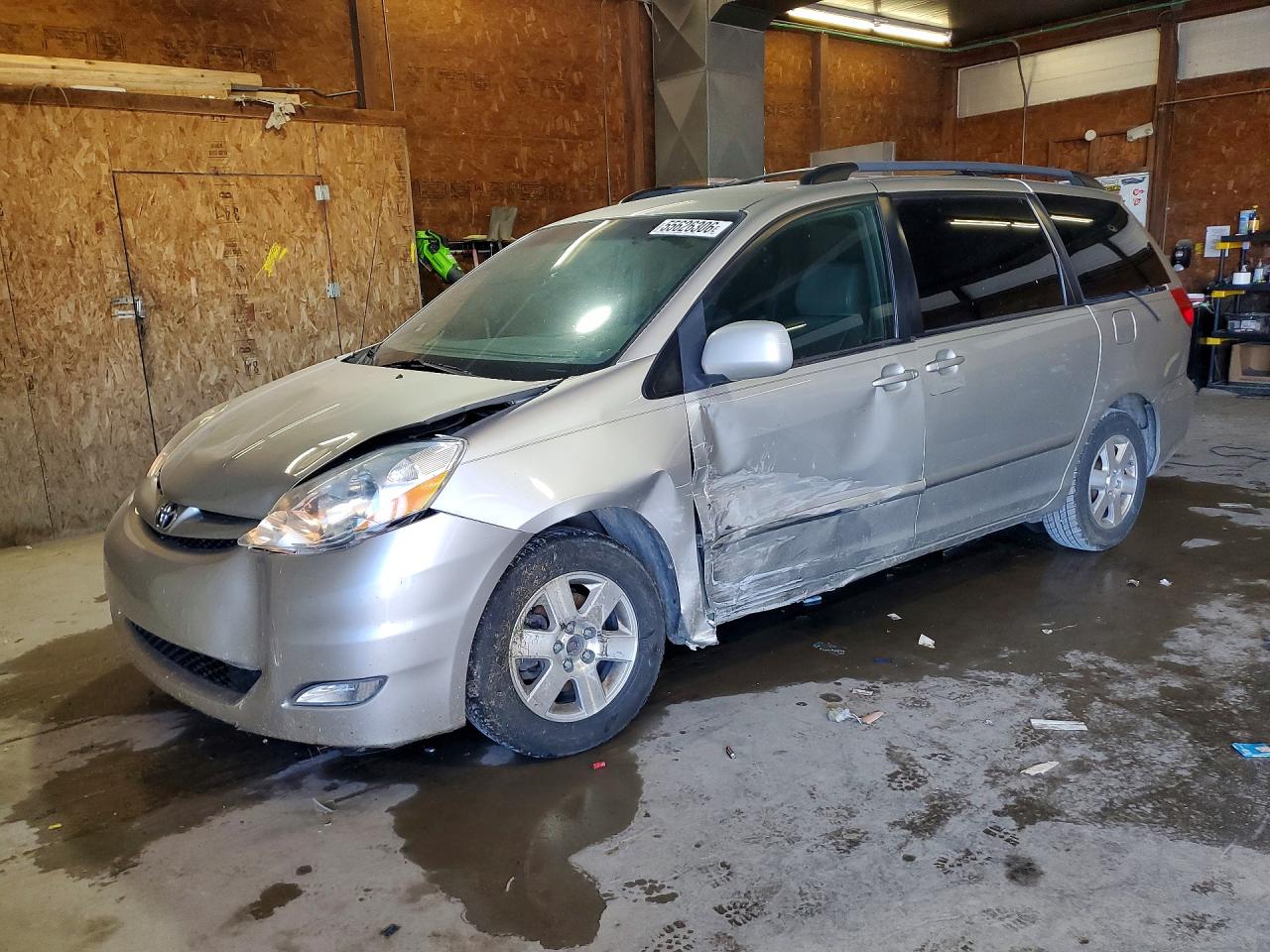 Salvage Toyota Sienna Image