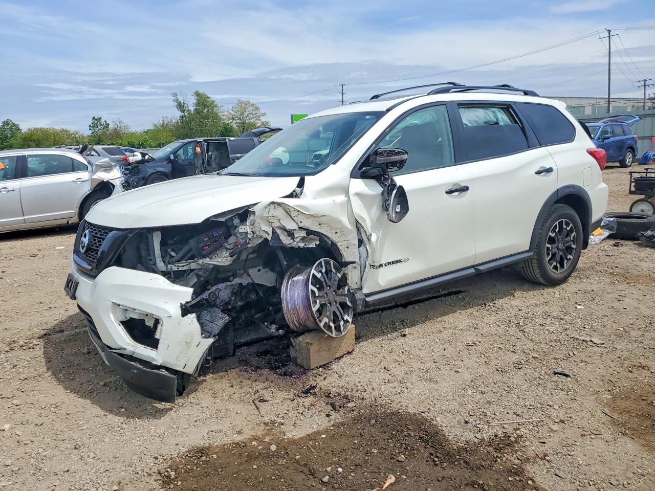 Salvage Nissan Pathfinder Image