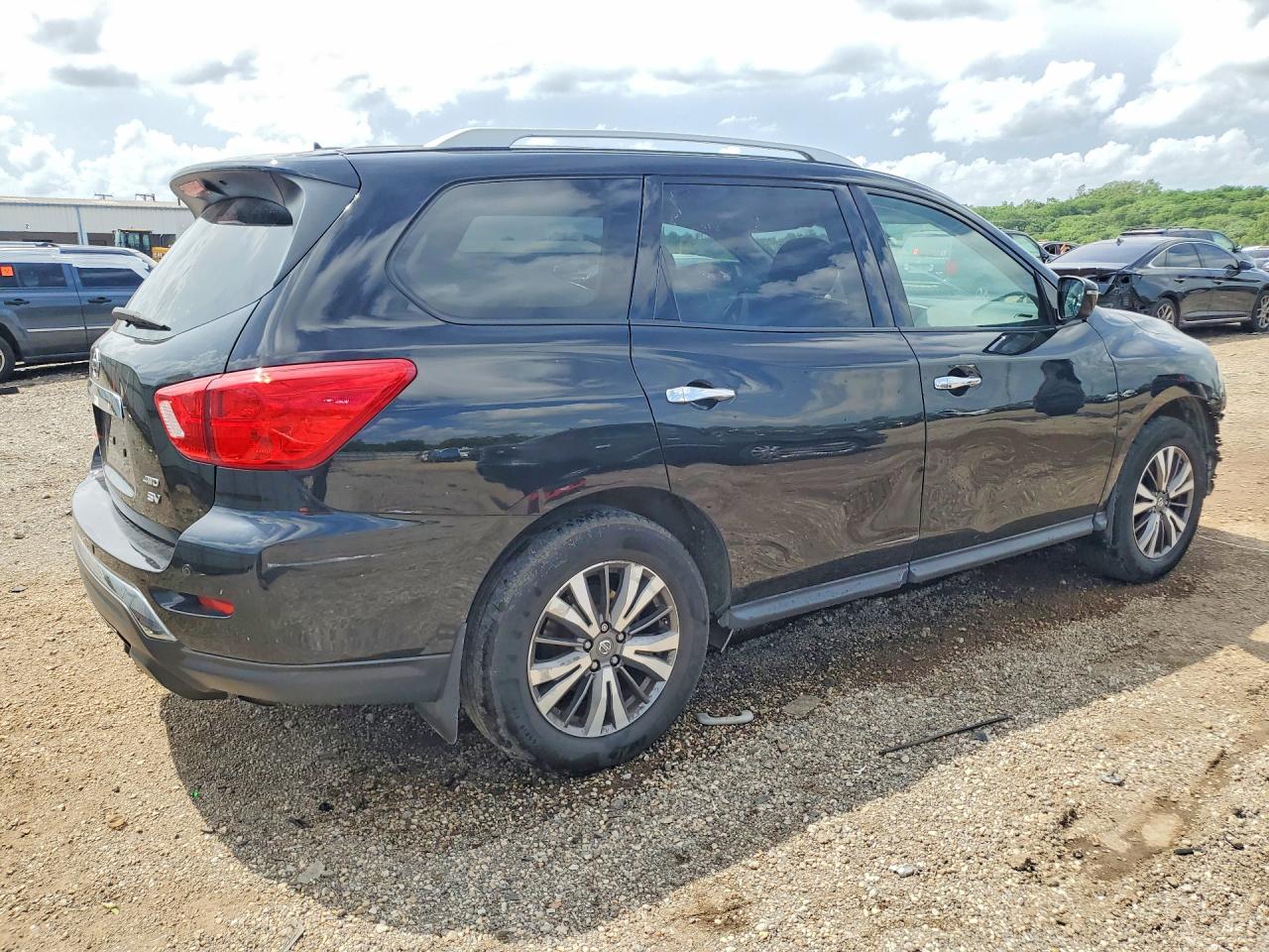 Nissan Pathfinder Sv