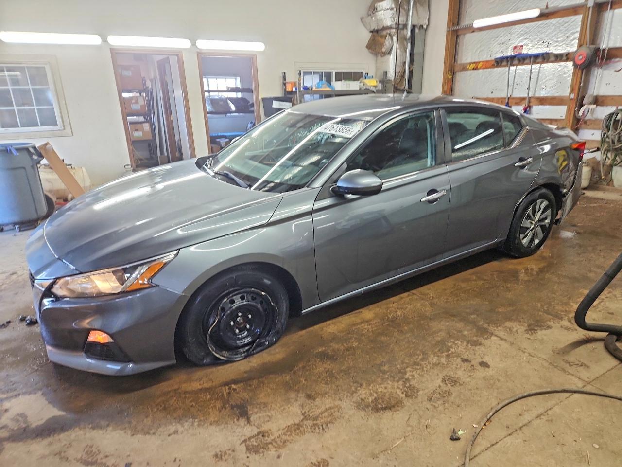 Salvage Nissan Altima Image