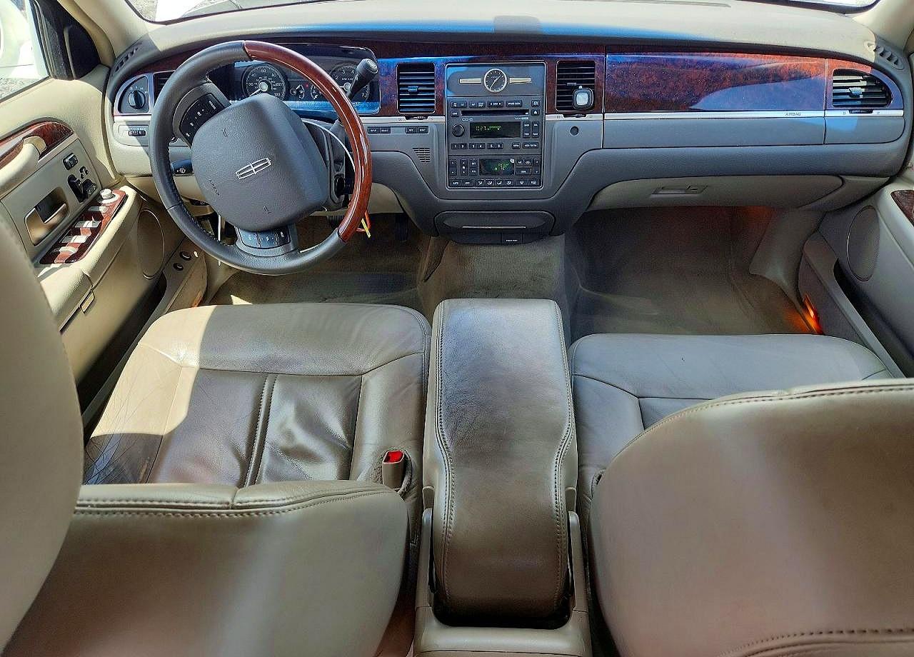 Lincoln Towncar Signature Limited