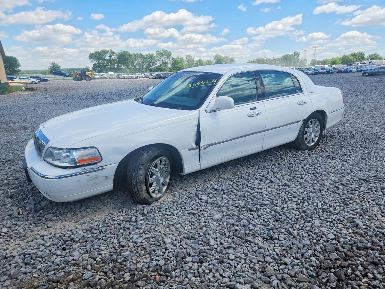 Salvage Lincoln Towncar Image