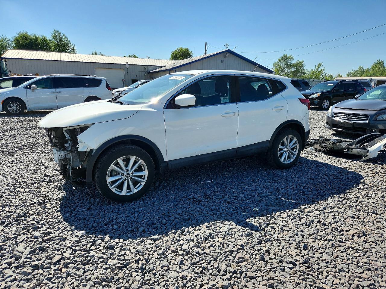 Salvage Nissan Rogue Image