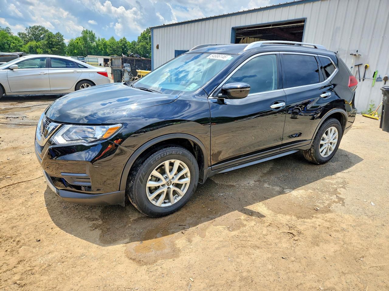 Salvage Nissan Rogue Image