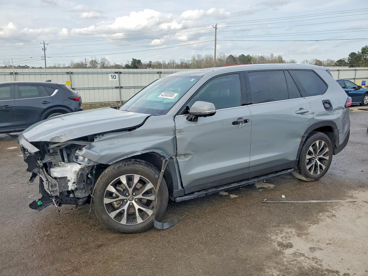 Salvage Toyota Grand High Image