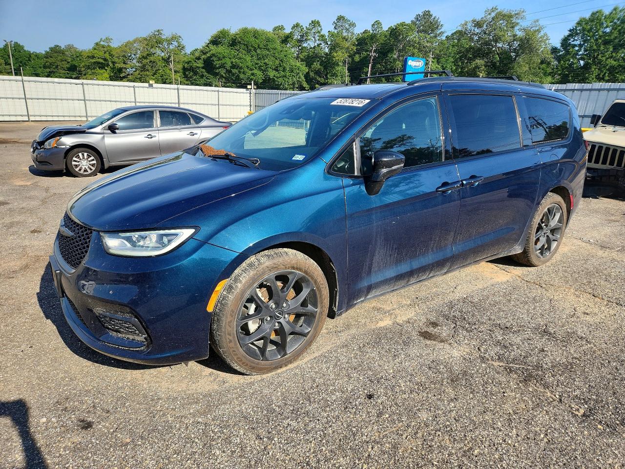 Salvage Chrysler Pacifica Image