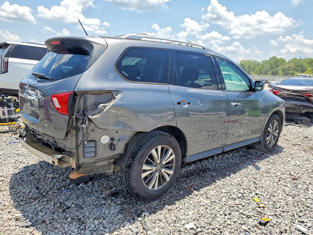 Nissan Pathfinder S