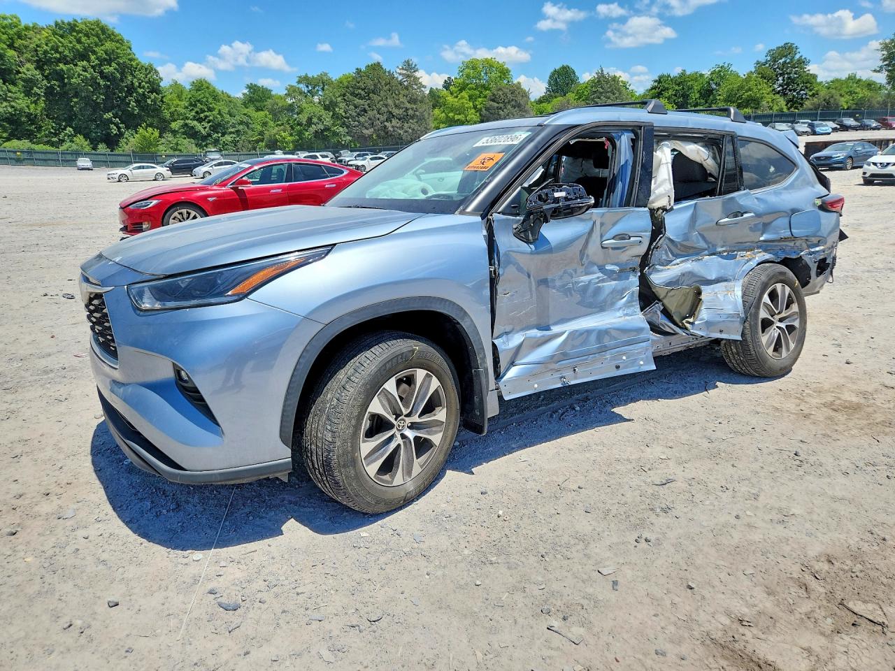 Salvage Toyota Highlander Image