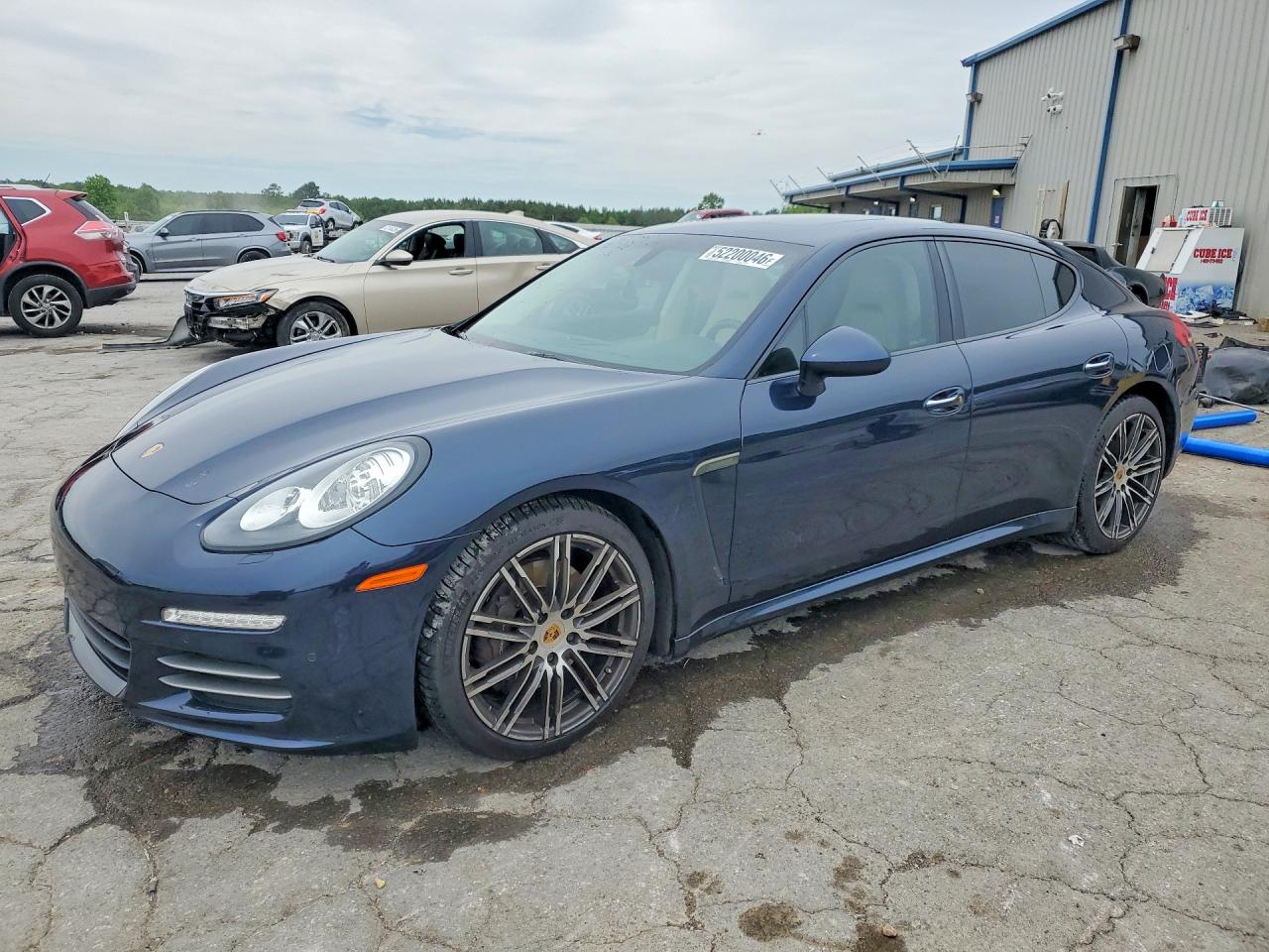 Salvage Porsche Panamera Image