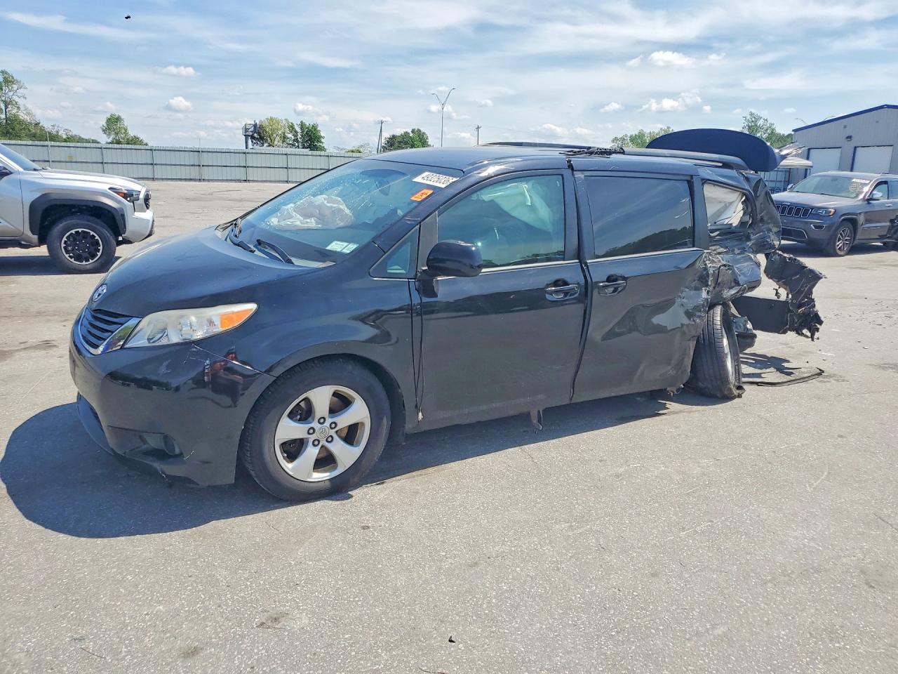 Salvage Toyota Sienna Image
