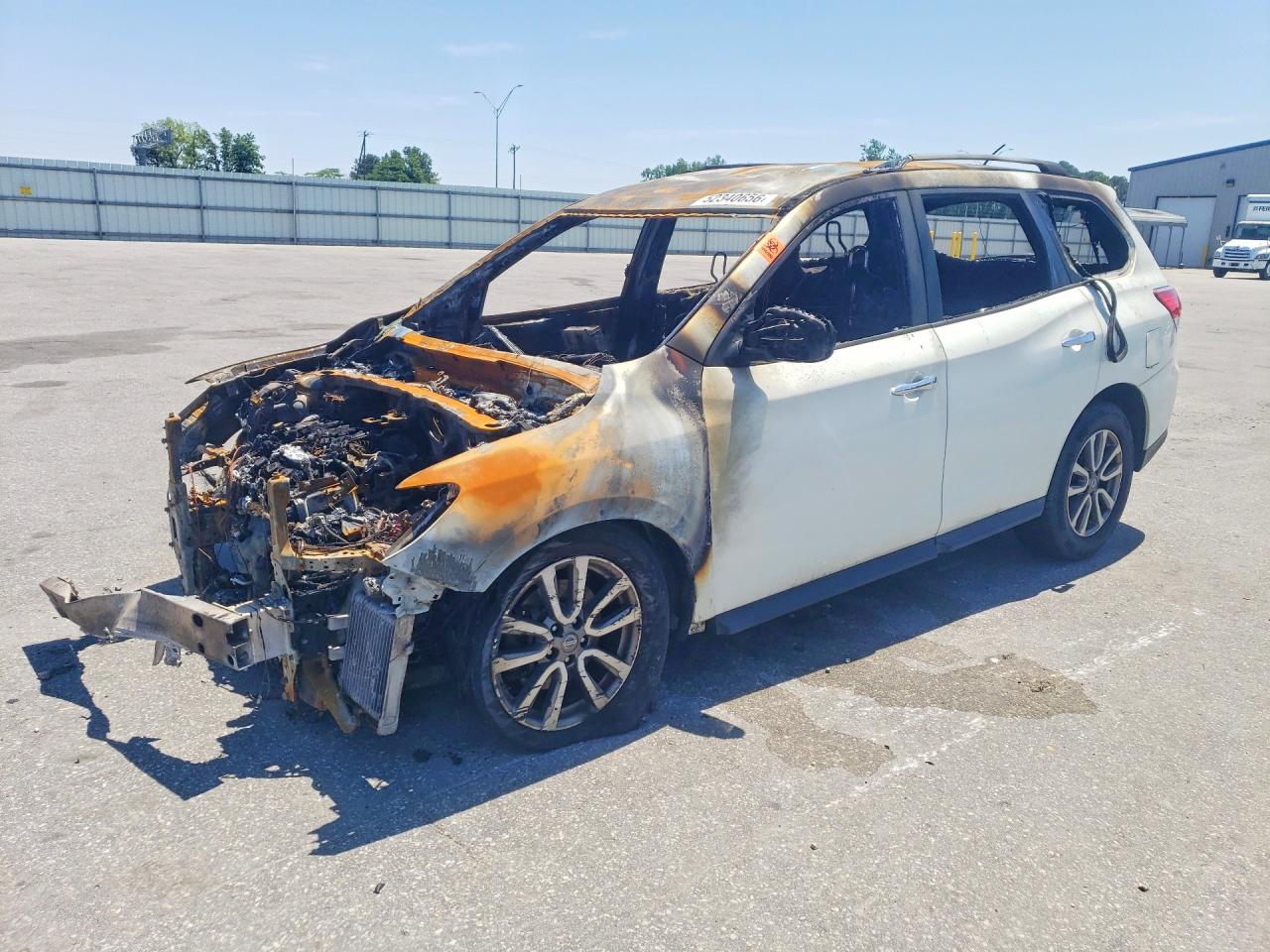 Salvage Nissan Pathfinder Image