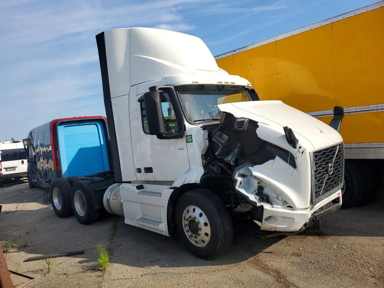 Salvage Volvo Vnr Image