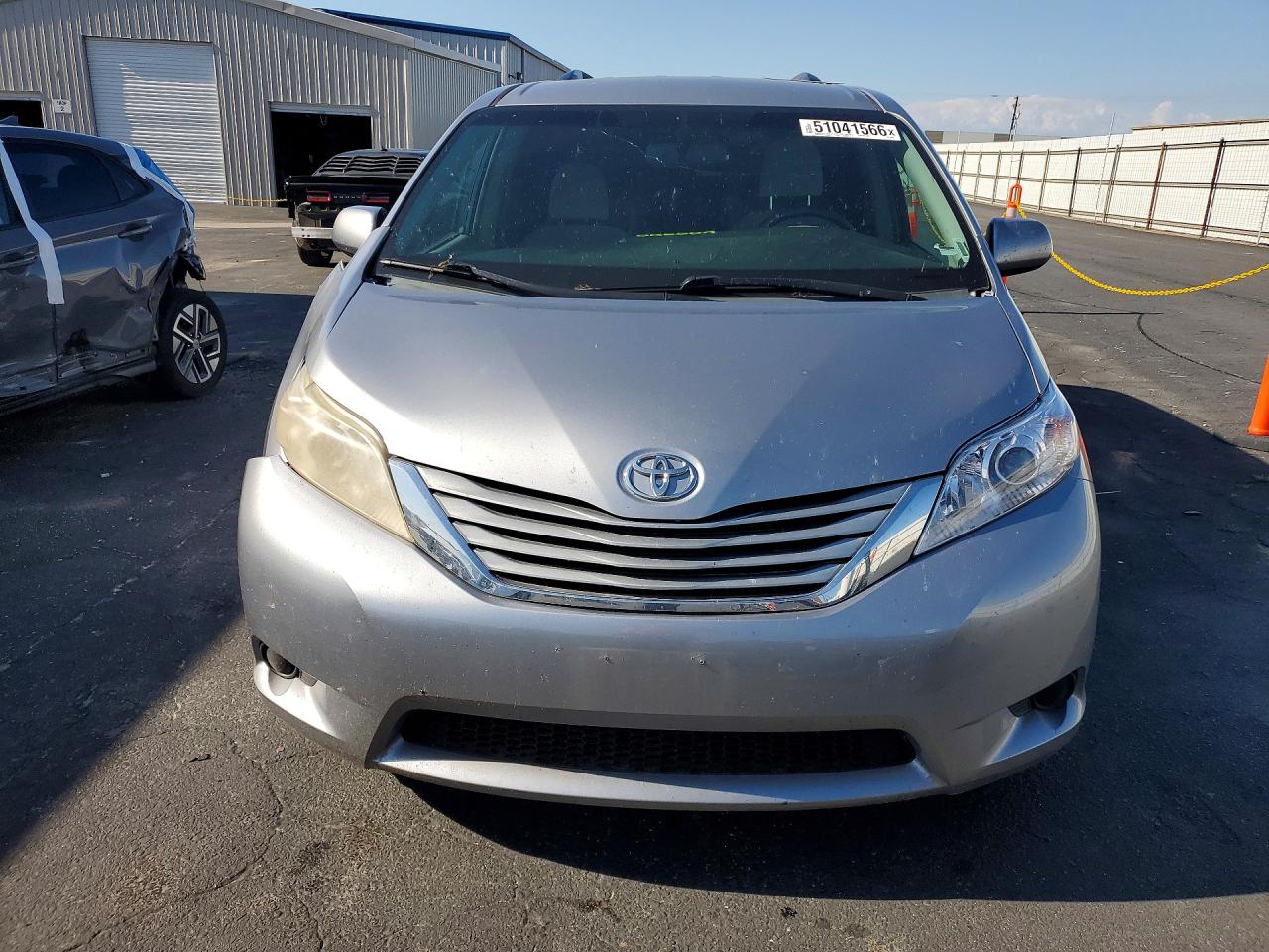 Toyota Sienna Le 8-passenger