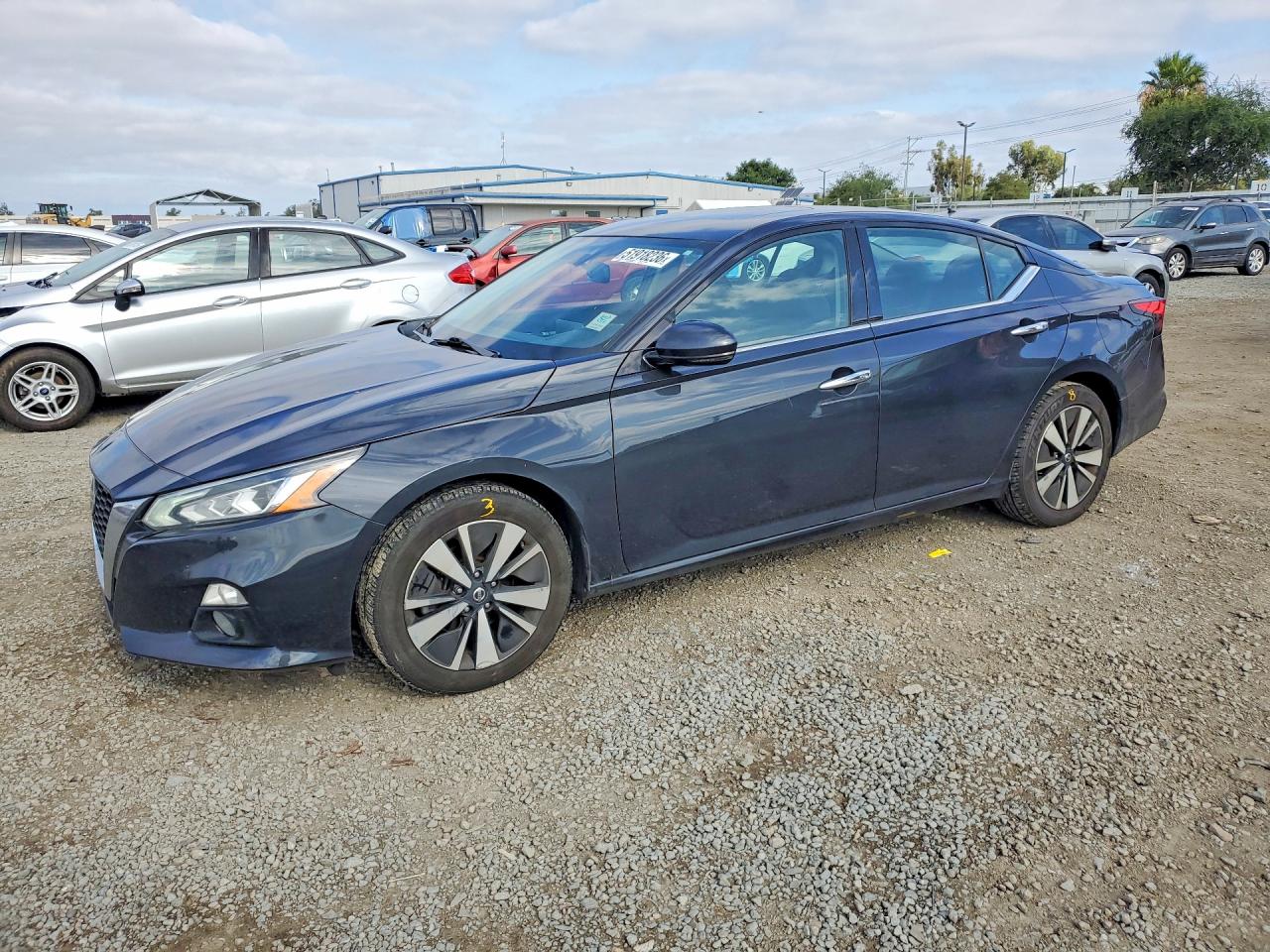 Salvage Nissan Altima Image
