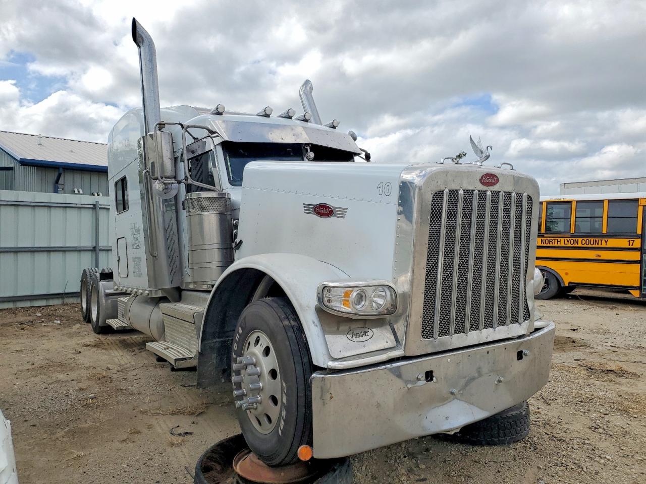 Salvage Peterbilt 389 Image